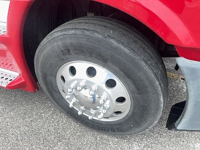 Image of Freightliner Cascadia 113 equipment image 3