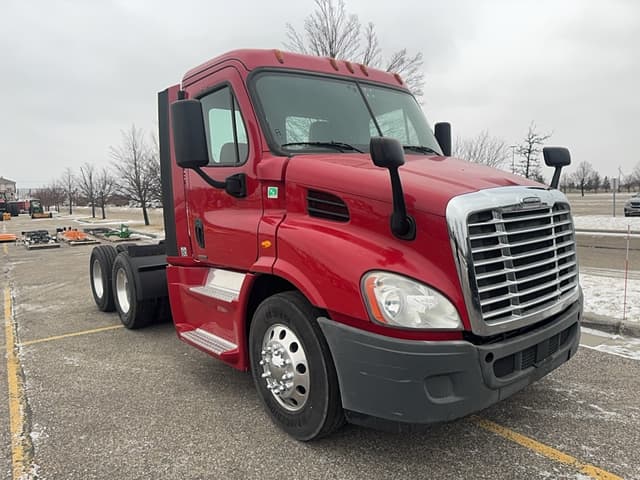 Image of Freightliner Cascadia 113 equipment image 2