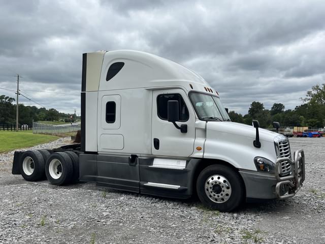 Image of Freightliner Cascadia equipment image 3