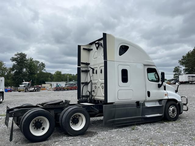 Image of Freightliner Cascadia equipment image 2