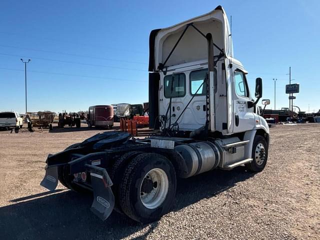 Image of Freightliner Cascadia equipment image 4