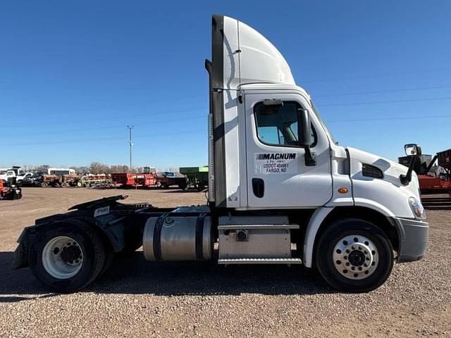 Image of Freightliner Cascadia equipment image 3