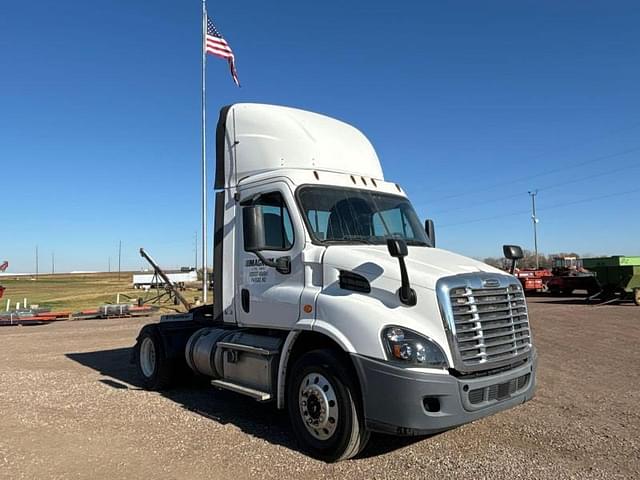 Image of Freightliner Cascadia equipment image 2