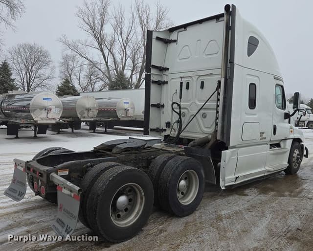 Image of Freightliner Cascadia equipment image 4
