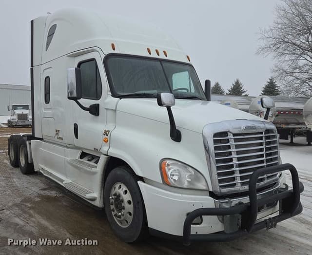 Image of Freightliner Cascadia equipment image 2