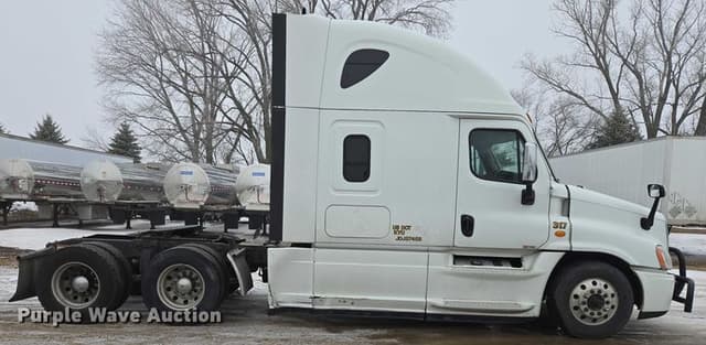 Image of Freightliner Cascadia equipment image 3