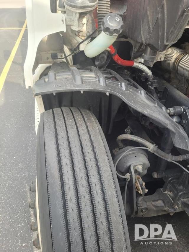 Image of Freightliner Cascadia equipment image 4
