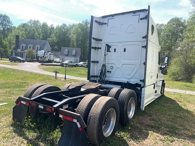 Image of Freightliner Cascadia equipment image 3