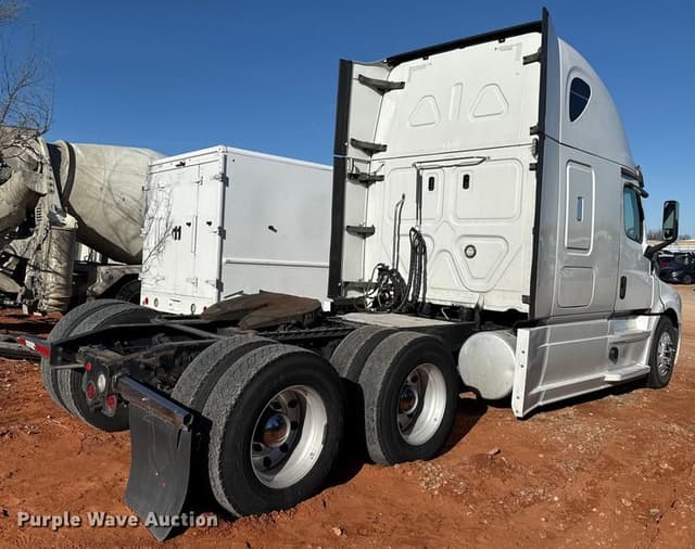 Image of Freightliner Cascadia equipment image 4