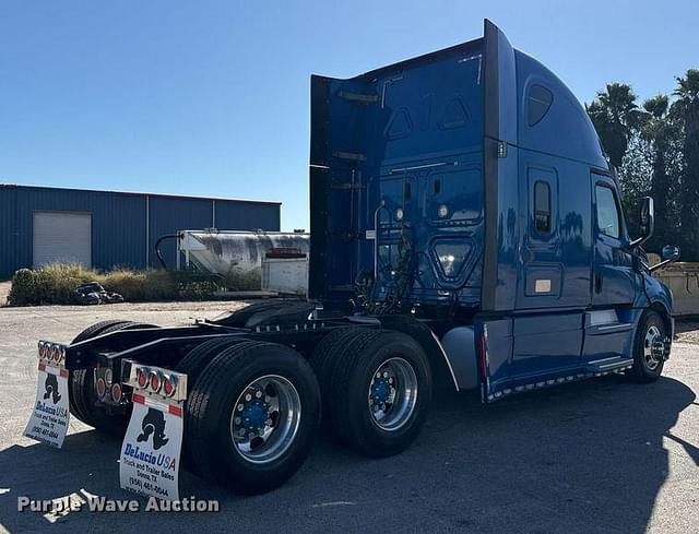 Image of Freightliner Cascadia equipment image 4