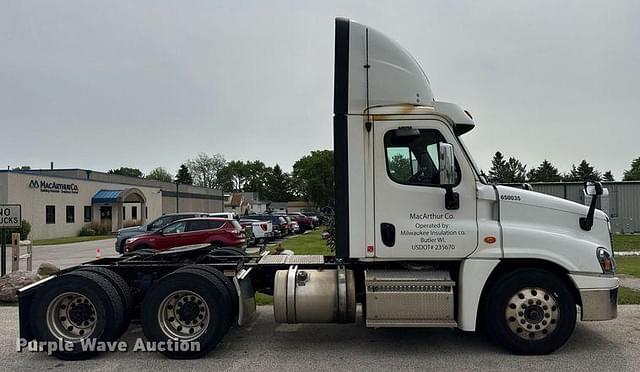 Image of Freightliner Cascadia equipment image 3