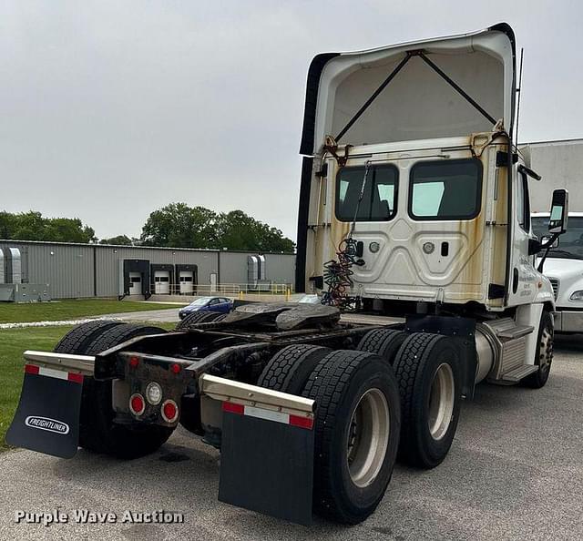 Image of Freightliner Cascadia equipment image 4