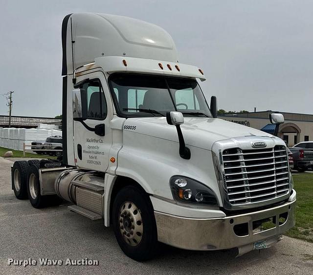 Image of Freightliner Cascadia equipment image 2