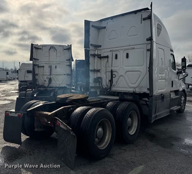 Image of Freightliner Cascadia equipment image 4