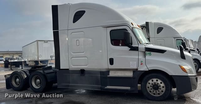 Image of Freightliner Cascadia equipment image 3