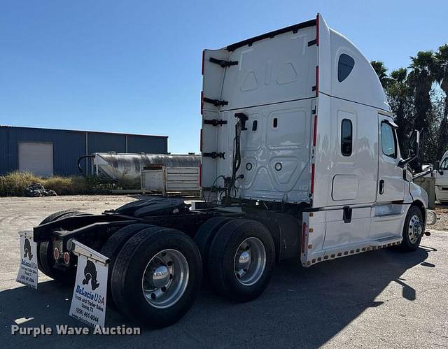 Image of Freightliner Cascadia equipment image 4