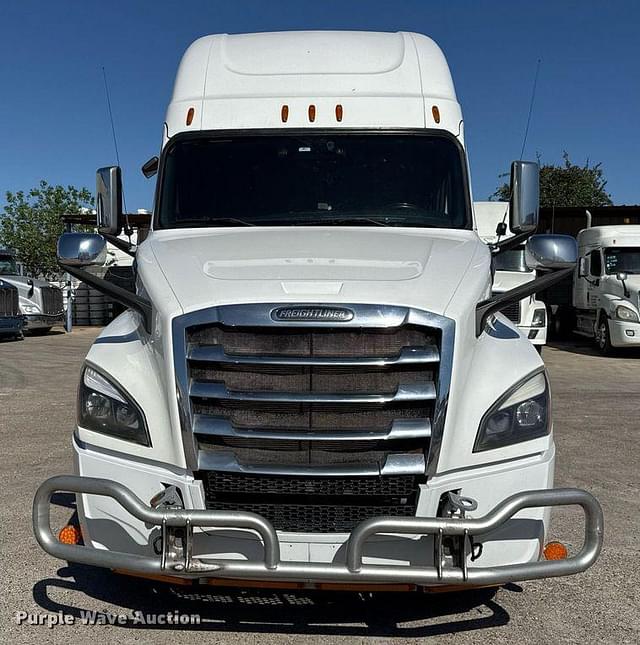 Image of Freightliner Cascadia equipment image 1