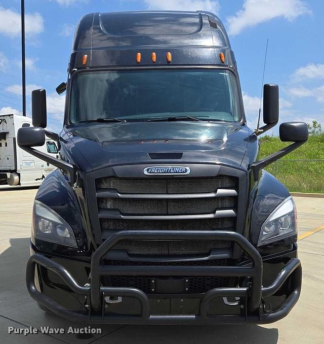 Image of Freightliner Cascadia equipment image 1