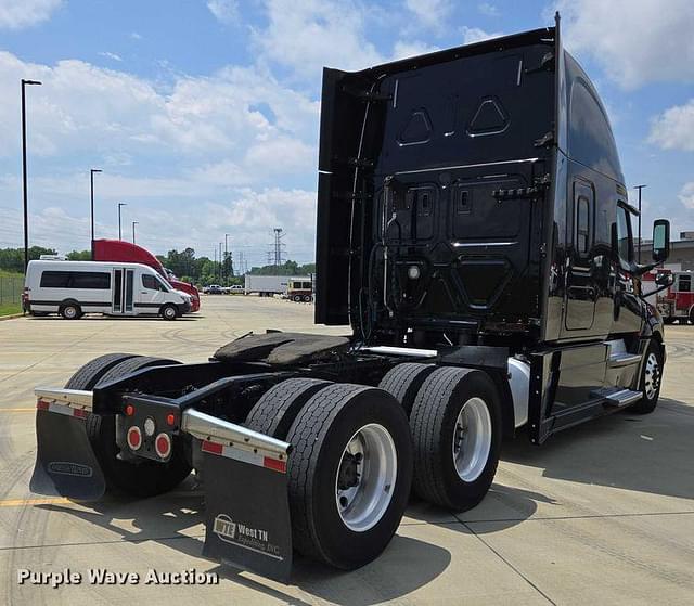 Image of Freightliner Cascadia equipment image 4