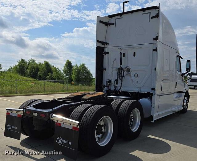Image of Freightliner Cascadia equipment image 4