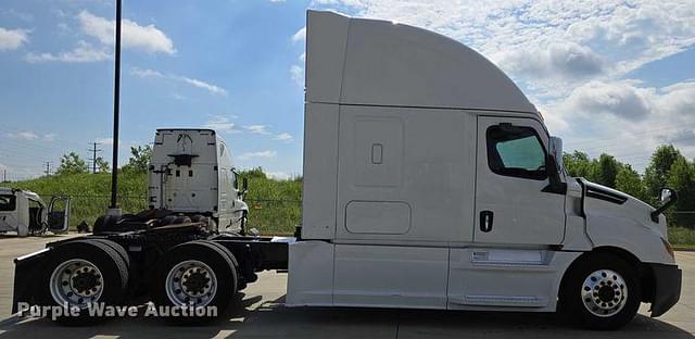 Image of Freightliner Cascadia equipment image 3