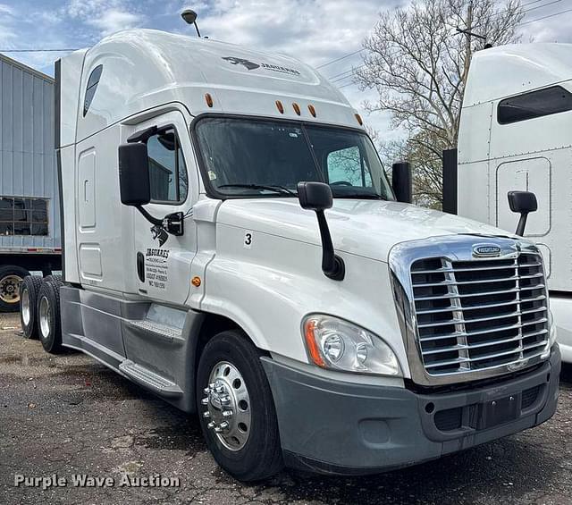 Image of Freightliner Cascadia equipment image 2