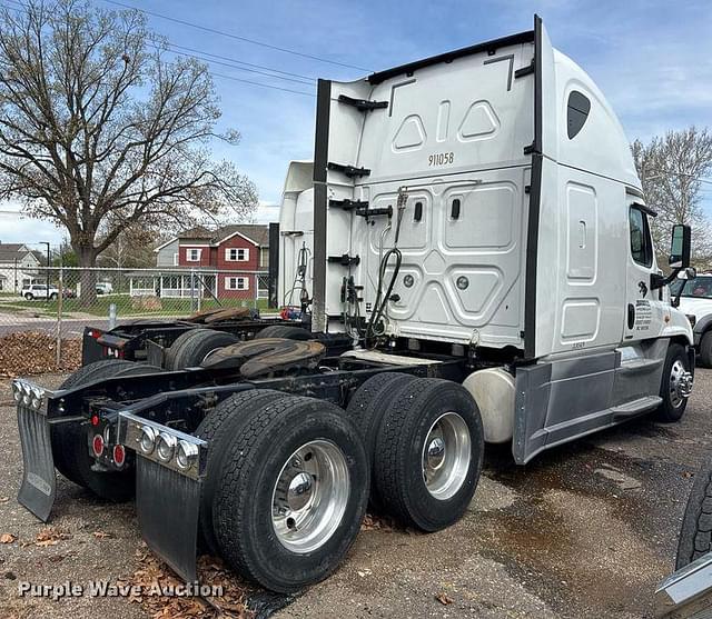 Image of Freightliner Cascadia equipment image 3