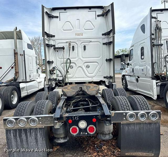 Image of Freightliner Cascadia equipment image 4