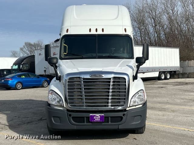 Image of Freightliner Cascadia equipment image 1