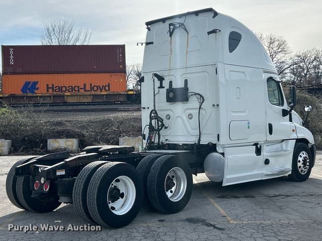 Image of Freightliner Cascadia equipment image 4