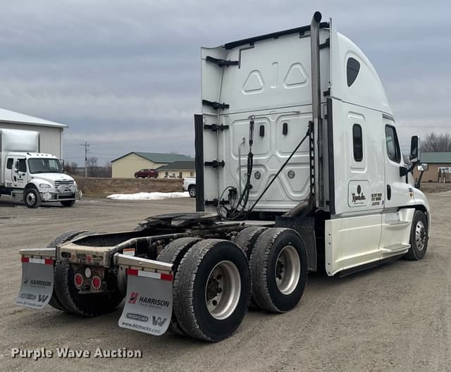 Image of Freightliner Cascadia equipment image 4