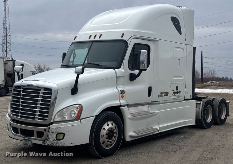 2018 Freightliner Cascadia Equipment Image0