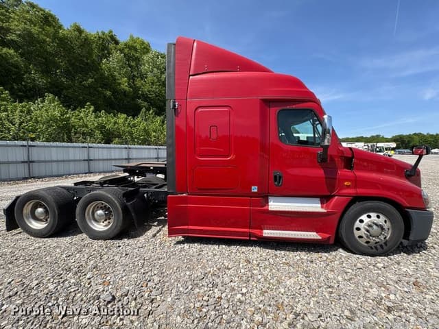 Image of Freightliner Cascadia equipment image 2