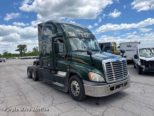 Image of Freightliner Cascadia equipment image 2