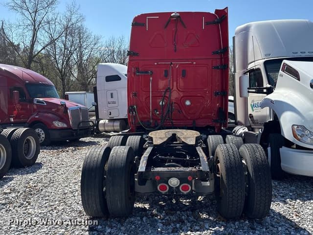 Image of Freightliner Cascadia equipment image 3