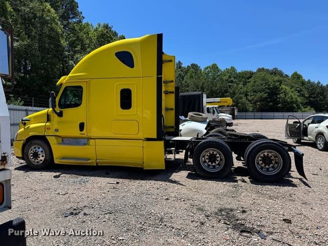 Image of Freightliner Cascadia equipment image 3