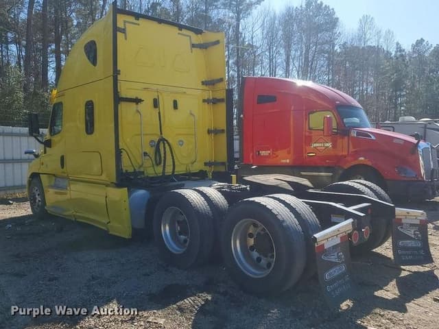 Image of Freightliner Cascadia equipment image 4