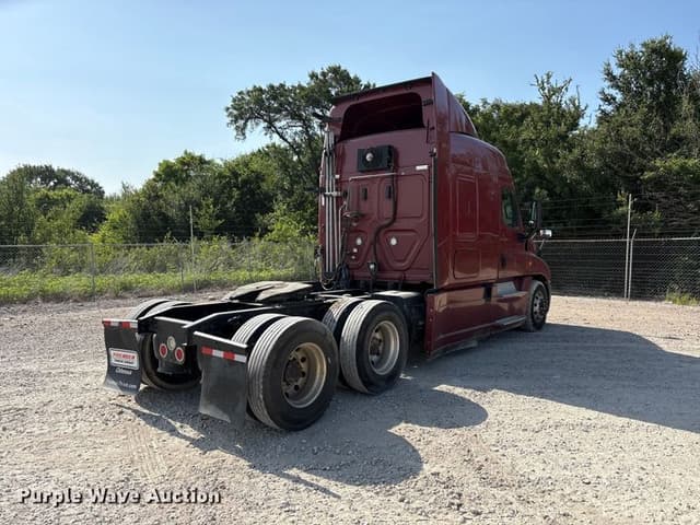 Image of Freightliner Cascadia equipment image 4