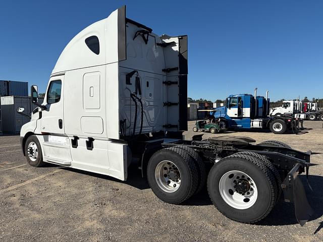 Image of Freightliner Cascadia equipment image 1