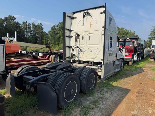 Image of Freightliner Cascadia equipment image 3