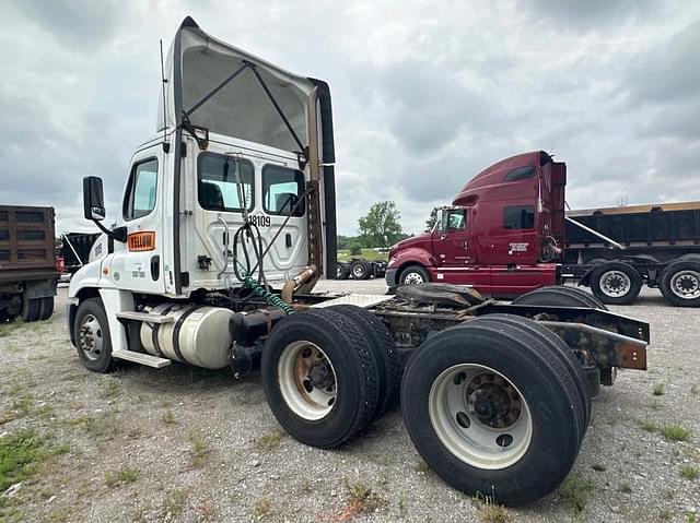Image of Freightliner Cascadia equipment image 4