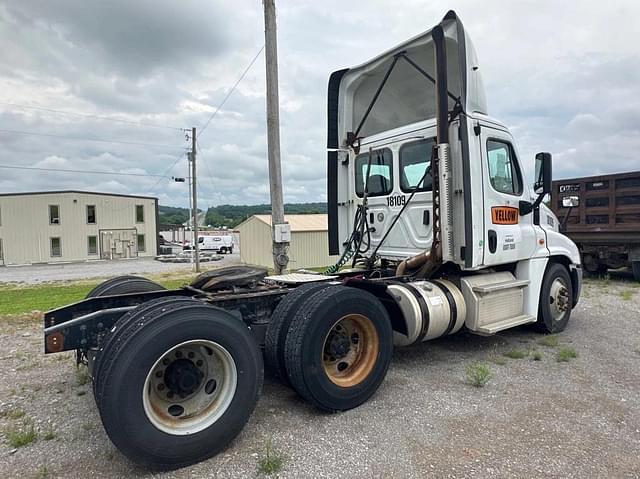 Image of Freightliner Cascadia equipment image 3