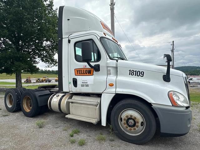Image of Freightliner Cascadia equipment image 2