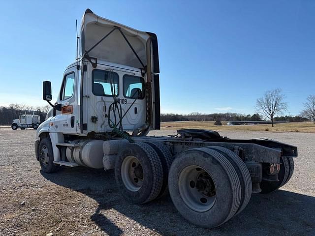 Image of Freightliner Cascadia equipment image 3