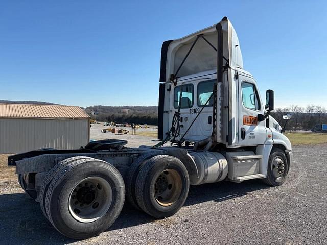 Image of Freightliner Cascadia equipment image 2