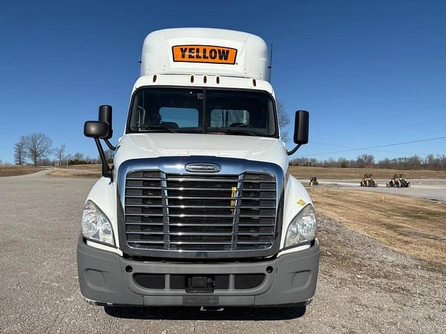 Image of Freightliner Cascadia equipment image 4