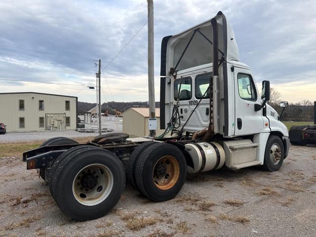 Image of Freightliner Cascadia equipment image 3