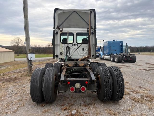 Image of Freightliner Cascadia equipment image 4