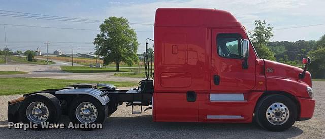 Image of Freightliner Cascadia 125 equipment image 3