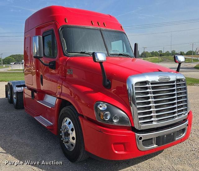 Image of Freightliner Cascadia 125 equipment image 2